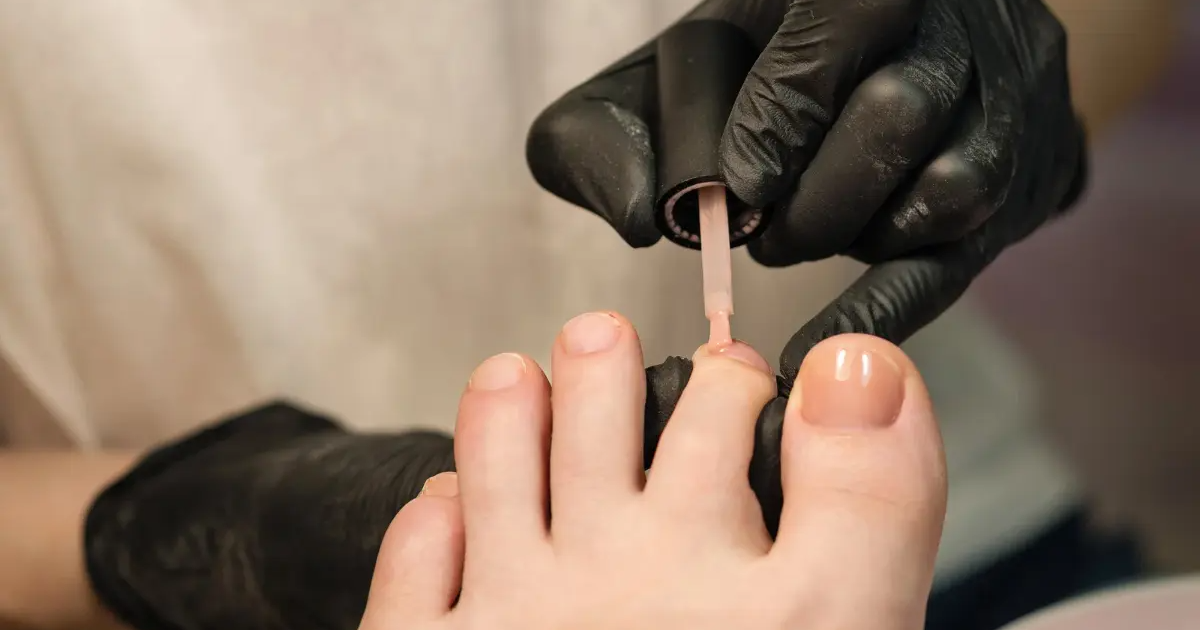 Korzyści zdrowotne z pedicure pielęgnacyjnego – dlaczego warto dbać o stopy?